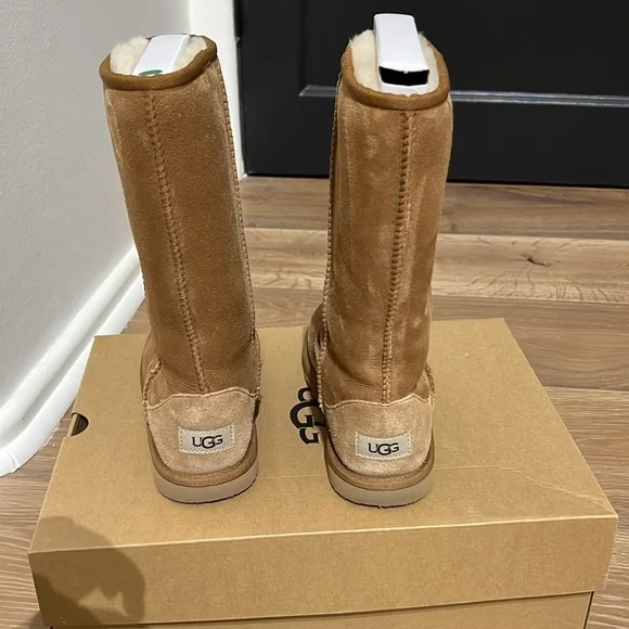 Ugg - classic fall boot in chestnut. Big kid size 4 (similar to women’s 6, imo) - Picture 3 of 6